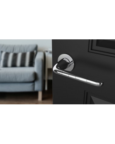 Maniglia per porta cromo lucido HIACYNTA maniglia design vista dall'alto inclinata montata su una porta