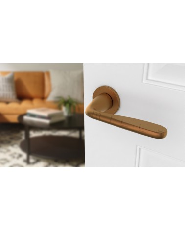 Maniglia per porta rame HIACYNTA maniglia design vista dall'alto inclinata montata su una porta