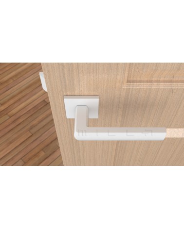 Maniglia per porta bianca HOSTA ferramenta design vista dall'alto montata su una porta