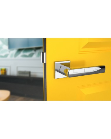 Maniglia per porta cromo lucido HOSTA ferramenta design vista frontale montata su una porta
