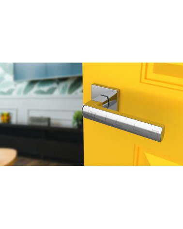 Maniglia per porta cromo lucido HOSTA ferramenta design vista inclinata montata su una porta