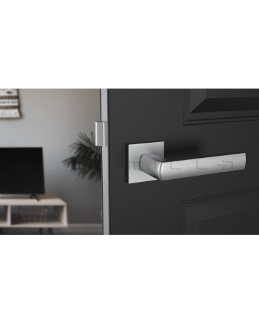 Maniglia per porta cromo satinato HOSTA ferramenta design vista frontale montata su una porta