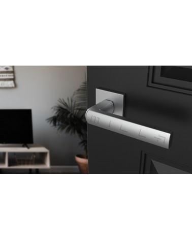 Maniglia per porta cromo satinato HOSTA ferramenta design vista inclinata montata su una porta