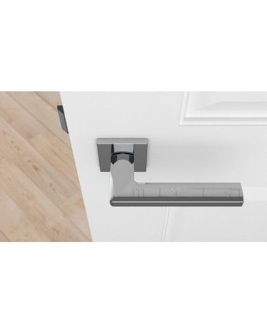 Maniglia per porta cromo lucido PYROLA ferramenta design vista dall'alto montata su una porta