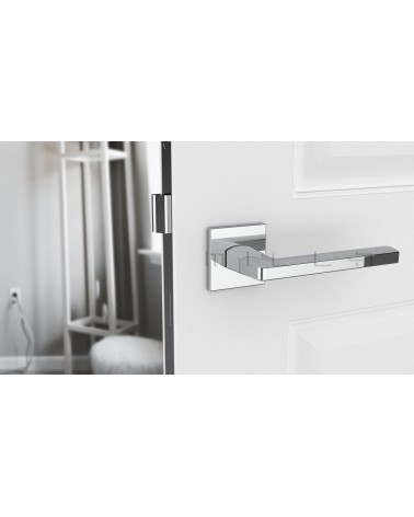 Maniglia per porta cromo lucido PYROLA ferramenta design vista frontale montata su una porta
