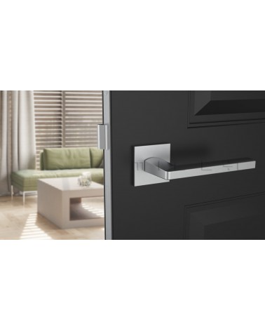 Maniglia per porta cromata satinata PYROLA ferramenta design vista frontale montata su una porta