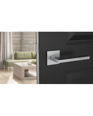Maniglia per porta cromata satinata PYROLA ferramenta design vista frontale montata su una porta