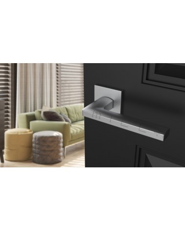Maniglia per porta cromata satinata PYROLA ferramenta design vista inclinata montata su una porta