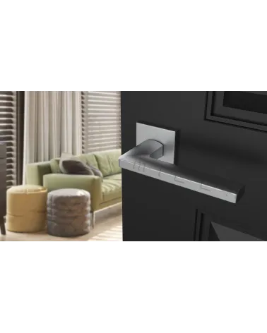 Maniglia per porta cromata satinata PYROLA ferramenta design vista inclinata montata su una porta