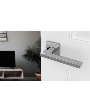 Maniglia per porta classica PYROLA ferramenta design vista dall'alto inclinata montata su una porta