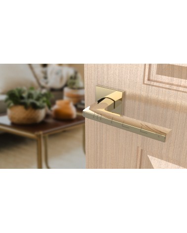 Maniglia per porta oro lucido PYROLA ferramenta design vista inclinata montata su una porta