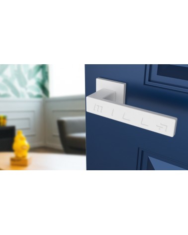 Maniglia per porta bianca PINA maniglia design vista inclinata montata su una porta