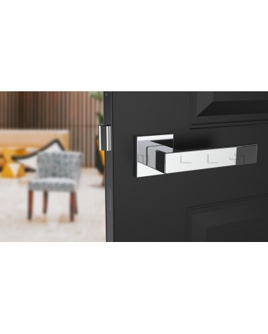 Maniglia per porta cromata lucida PINA maniglia design vista frontale montata su una porta