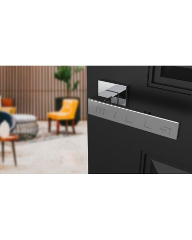 Maniglia per porta cromata lucida PINA maniglia design vista inclinata montata su una porta