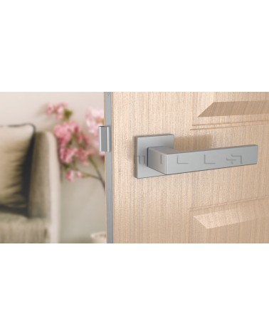 Maniglia per porta cromata satinata PINA maniglia design vista frontale montata su una porta