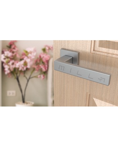 Maniglia per porta cromata satinata PINA maniglia design vista inclinata montata su una porta
