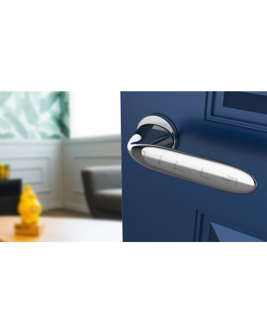 Maniglia per porta cromo lucido PEONIA maniglia design vista inclinata montata su una porta
