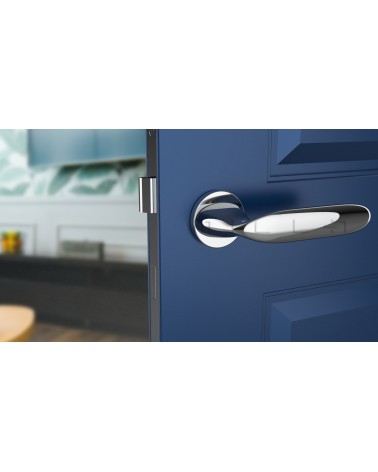 Maniglia per porta cromo lucido PEONIA maniglia design vista frontale montata su una porta