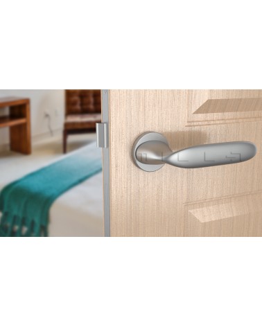 Maniglia per porta cromo satinato PEONIA maniglia design vista frontale montata su una porta