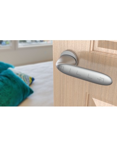 Maniglia per porta cromo satinato PEONIA maniglia design vista inclinata montata su una porta