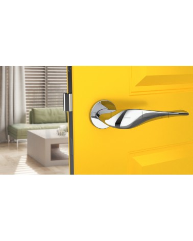 Maniglia per porta cromata lucida PETUNIA ferramenta design vista frontale montata su una porta
