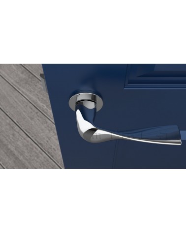 Maniglia per porta cromata lucida PETUNIA ferramenta design vista dall'alto montata su una porta