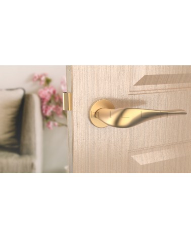 Maniglia per porta moderna PETUNIA maniglia design vista frontale montata su una porta
