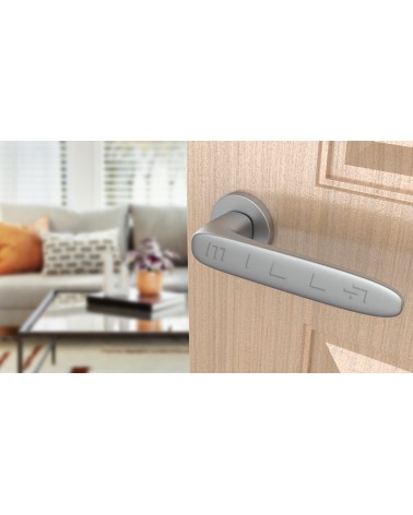 Maniglia per porta cromata satinata ROSA maniglia design vista dall'alto inclinata montata su una porta