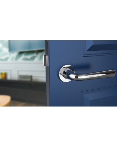 Maniglia per porta cromo lucido TULIPA porta interna design vista frontale montata su una porta