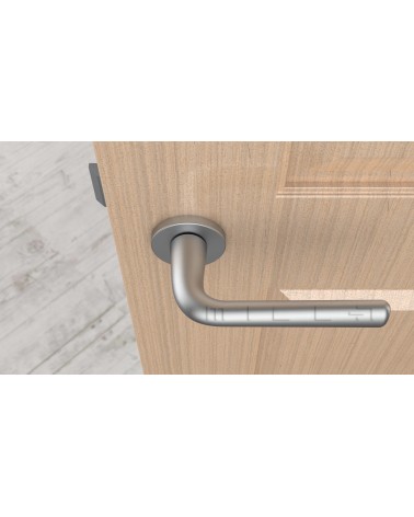 Maniglia porta Cromo satinato TULIPA porta interna design vista dall'alto montata su una porta