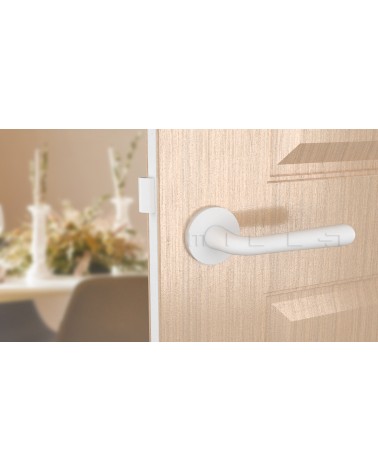 Maniglia per porta IRGA design bianco opaco vista frontale montata su una porta
