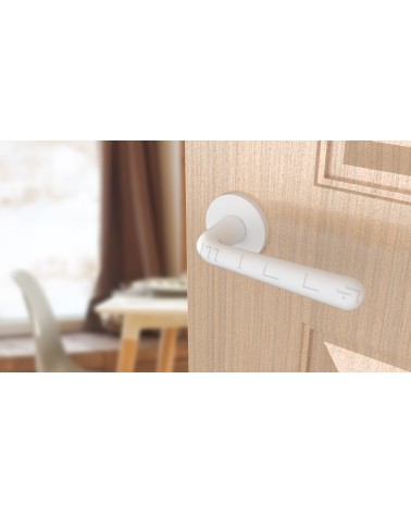 Maniglia per porta IRGA design bianco opaco vista inclinata montata su una porta