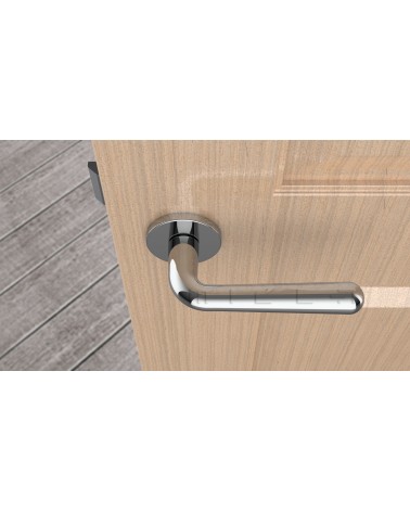 Maniglia per porta IRGA design cromata lucida vista dall'alto montata su una porta