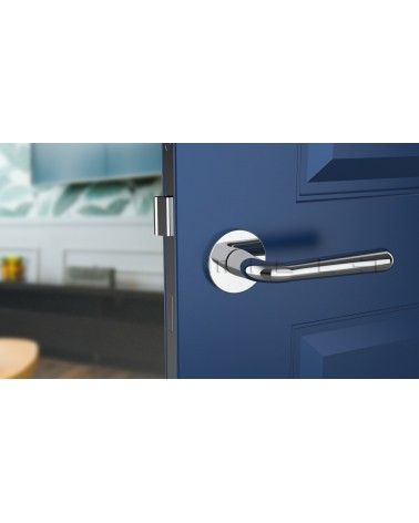 Maniglia per porta IRGA design cromata lucida vista frontale montata su una porta