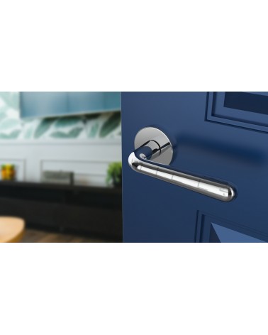 Maniglia per porta IRGA design cromata lucida vista inclinata montata su una porta