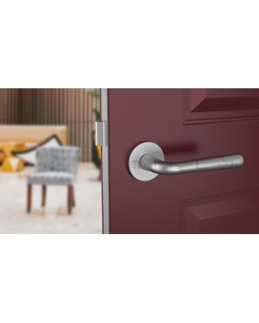 Maniglia per porta cromo satinato IRGA maniglia design vista frontale montata su una porta