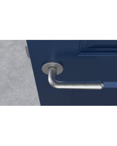 Maniglia per porta cromo satinato IRGA maniglia design vista dall'alto montata su una porta