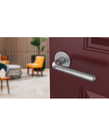 Maniglia per porta cromo satinato IRGA maniglia design vista inclinata montata su una porta