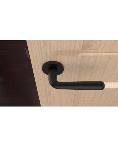 Maniglia per porta nera opaca IRGA maniglia design vista dall'alto montata su una porta