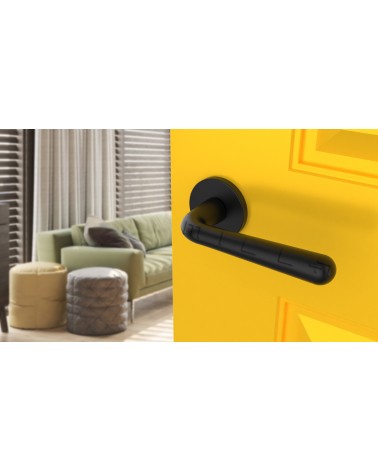 Maniglia per porta nera opaca IRGA design vista inclinata montata su una porta