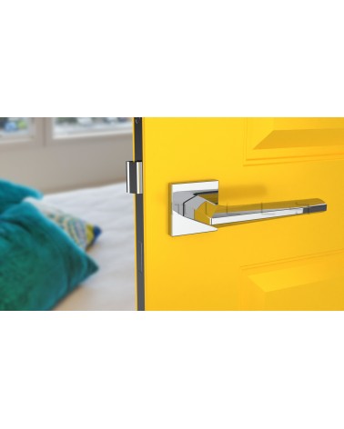Maniglia per porta cromata lucida JASMINA maniglia design vista frontale montata su una porta