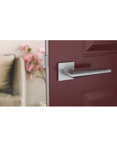 Maniglia per porta cromo satinato JASMINA maniglia design vista frontale montata su una porta