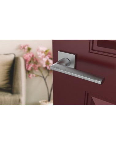 Maniglia per porta cromo satinato JASMINA maniglia design vista inclinata montata su una porta