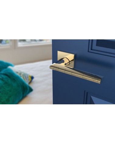 Maniglia per porta JASMINA moderna design vista dall'alto inclinata montata su una porta