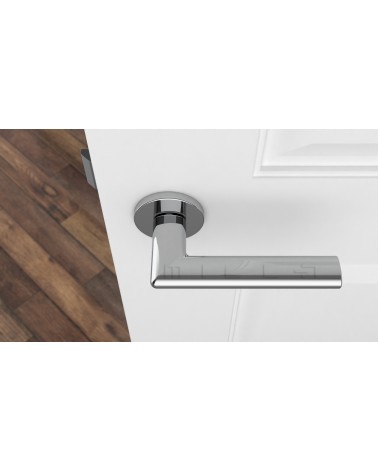 Maniglia per porta KALMIA cromata lucida design vista dall'alto montata su una porta