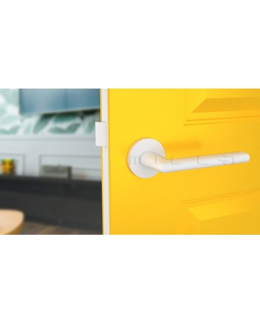 Maniglia per porta KALMIA bianca design vista frontale montata su una porta