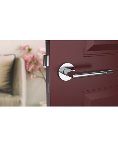 Maniglia per porta KALMIA cromata lucida design vista frontale montata su una porta