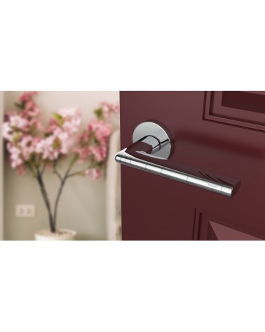 Maniglia per porta KALMIA cromata lucida design vista inclinata montata su una porta