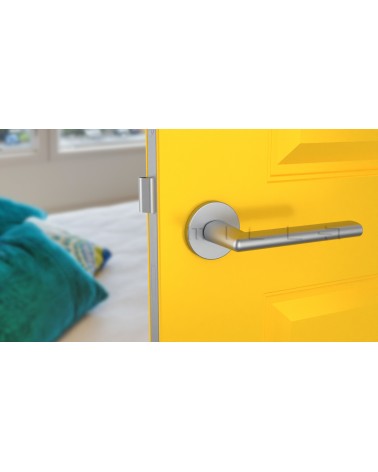 Maniglia per porta cromo satinato KALMIA design vista frontale montata su una porta