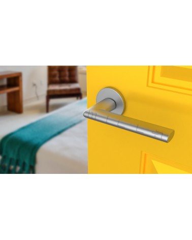 Maniglia per porta cromo satinato KALMIA design vista inclinata montata su una porta